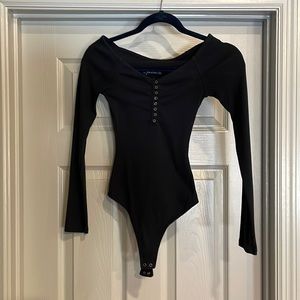 Abercrombie and Fitch / Sz XS / Off the Shoulder black henly bodysuit